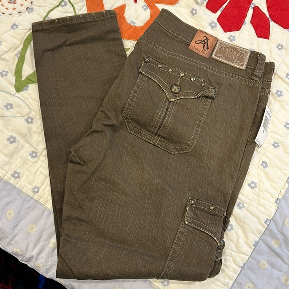 BEAUTIFUL NEW ANTIQUE RIVET JEANS